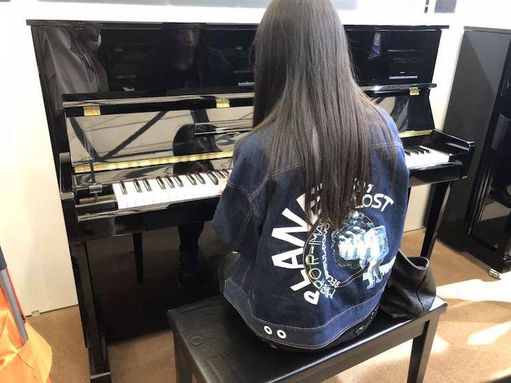 参观来宾试奏彩乐园钢琴