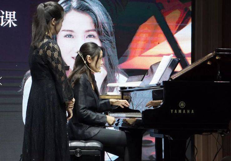 科技推动音乐教育创新，张希教授《古典主义时期钢琴奏鸣曲的演绎》公开课圆满成功