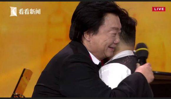 主持界泰斗叶惠贤力赞彩乐园未来艺术家刘明康：“很难相信，这么悠扬的琴声出自一位自闭症少年的手里！”