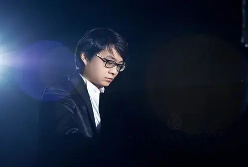 宋思衡的“宅抗疫” | 挑战主播、筹集口罩、闭关作曲，这位取消了20场演出的钢琴家原来这么忙！
