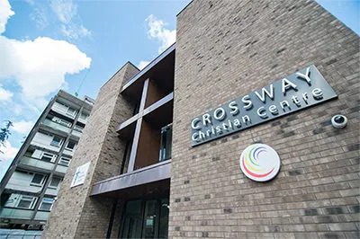 Crossway基督教中心用彩乐园将人们聚集在一起