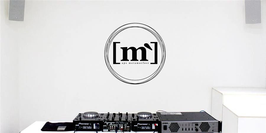 彩乐园帮助Metamorfosi酒吧中的工匠们