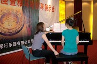 潍坊举行彩乐园钢琴展示会 